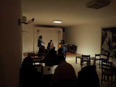 Esibizione musicale all'interno dell'Associazione